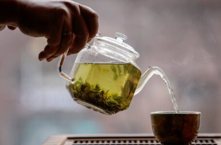 بدون إضافات… علماء يكشفون سر كوب الشاي المثالي