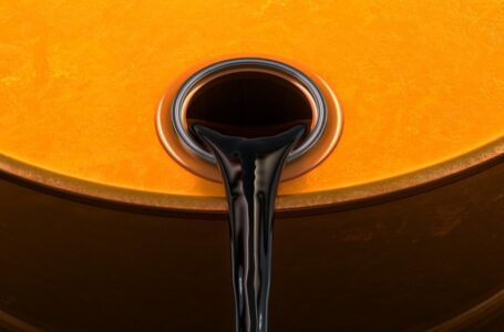 تراجع النفط بعد زيادة مخزونات الخام الأميركية￼