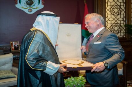 الملك يمنح أمير الكويت قلادة الحسين بن علي أرفع وسام مدني في الأردن