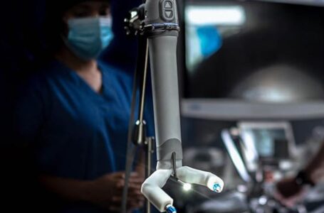 روبوت لا يتجاوز وزنه كيلوغراماً واحداً يجري عمليات جراحية من بُعد