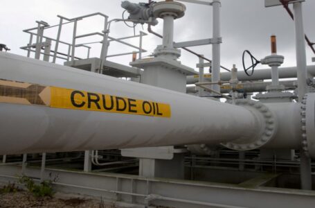 النفط عند أدنى مستوى في 7 أسابيع بفعل زيادة مفاجئة بالمخزونات الأميركية