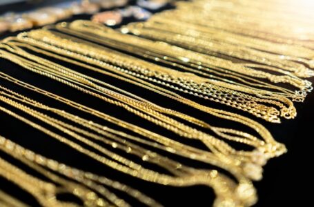 قوة الدولار تقوض بريق الذهب