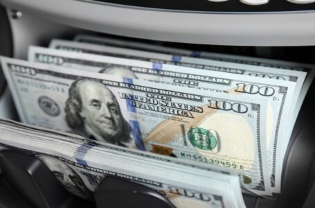 الدولار يرتفع والإسترليني مستقر قبيل اجتماع بنك إنجلترا