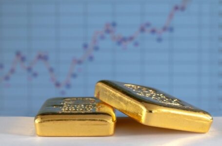 الذهب عند قمة أسبوع بدعم رهانات على خفض الفائدة