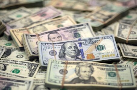 الدولار عند أدنى مستوى في‭7 ‬ أشهر وسط رهانات على خفض أسعار الفائدة