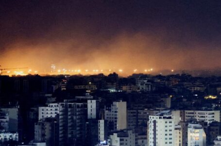 جيش الاحتلال يبدأ عملية برية “محددة” في لبنان ويقصف مخيما للفلسطينيين