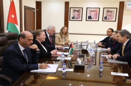 بحث ملامح استراتيجية البنك الأوروبي للتنمية مع الأردن للأعوام 2025-2030