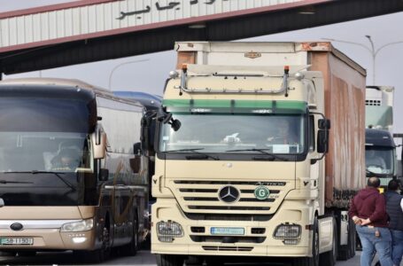 وزير الصناعة من معبر جابر: 500 شاحنة عبرت من الأردن إلى سوريا خلال 3 أيام