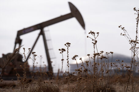 النفط يرتفع بدعم من مخاطر الشرق الأوسط وخطط تحفيز صينية