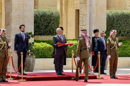 الملك يشهد مراسم رفع العلم في مناسبة اليوم الوطني للعلم الأردني