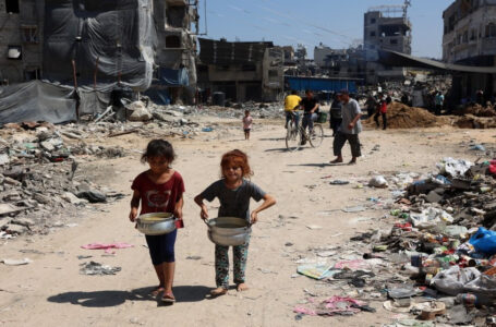 الاحتلال يمنع إدخال حليب الأطفال والمواد الغذائية إلى غزة منذ 64 يوما