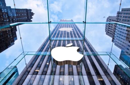 أبل تحذر بعض مستخدمي آيفون من تعرضهم للاختراق في 100 دولة