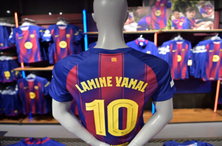 برشلونة يمنح القميص رقم 10 لنجمه الصاعد لامين جمال