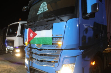 القوات المسلحة تسيّر قافلة مساعدات تضم 19 شاحنة للمستشفيين الميدانيين في غزة