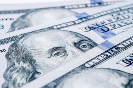 الدولار يستقر بعدما خففت المخاوف بشأن النمو من آمال انتهاء الإغلاق الحكومي قريبا