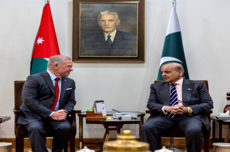 الملك يلتقي رئيس وزراء باكستان في إسلام آباد ويؤكد أهمية توسيع التعاون