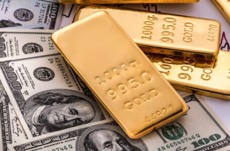 انخفاض طفيف للذهب مع ارتفاع الدولار قبيل قرار الفائدة الأميركية