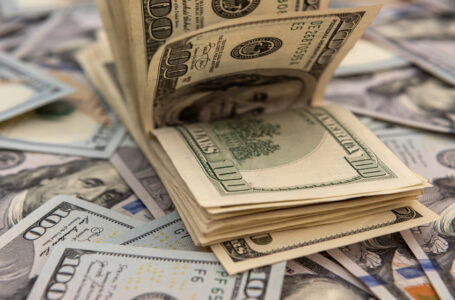 الدولار ينخفض بعد بيانات التضخم الأميركية