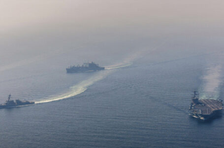 ترامب يجدد تحذيره لإيران في الوقت الذي يدرس فيه توجيه ضربة لها