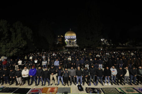 40 ألف مصل يؤدون صلاتي العشاء والتراويح في المسجد الأقصى