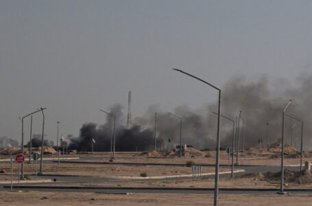 إيران تستهدف بمسيّرات قواعد في المنطقة ومنشأة استراتيجية إسرائيلية