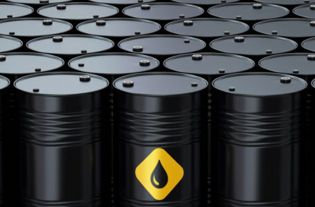 النفط يتجه لارتفاع أسبوعي رغم ضوء أخضر أميركي لشراء خام روسي