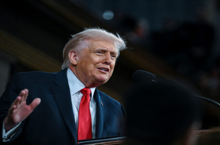 ترامب يهدد بمواصلة قصف خرج الإيرانية ويضغط على الحلفاء بشأن هرمز